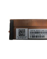هیتسینک لپ تاپ HP ZBOOK 15 G3قیمت و خرید هیتسینک لپ تاپ HP ZBOOK 15 G3
معرفی هیت‌سینک لپ تاپ HP ZBOOK 15 G3
هیت‌سینک (Heatsink) یکی از اصلی‌ترین اجزای خنک‌کننده لپ‌تاپ HP ZBOOK 15 G3 است که به‌صورت مستقیم روی پردازنده (CPU) و پردازنده گرافیکی (GPU) نصب می‌شود. این قطعه معمولاً از جنس مس یا آلومینیوم ساخته می‌شود و با طراحی لوله‌های انتقال حرارت، گرما را از تراشه‌ها جذب کرده و به سمت فن هدایت می‌کند. عملکرد درست هیت‌سینک باعث می‌شود دمای قطعات حیاتی دستگاه در محدوده استاندارد باقی بماند.
اهمیت هیت‌سینک در لپ تاپ HP ZBOOK 15 G3
سری ZBOOK به عنوان ورک‌استیشن‌های حرفه‌ای HP شناخته می‌شود که برای انجام پردازش‌های سنگین مانند طراحی سه‌بعدی، رندرینگ و تحلیل داده‌ها استفاده می‌شوند. در چنین شرایطی، تولید گرما بسیار بالا است و اگر سیستم خنک‌کننده عملکرد ضعیفی داشته باشد، لپ‌تاپ دچار کاهش سرعت، هنگ یا حتی خاموشی ناگهانی می‌شود. بنابراین وجود یک هیت‌سینک باکیفیت و اورجینال نقش حیاتی در کارایی و پایداری دستگاه دارد.
علائم خرابی هیت‌سینک
گاهی کاربران به‌طور مستقیم متوجه خرابی هیت‌سینک نمی‌شوند زیرا این قطعه در داخل دستگاه قرار دارد. با این حال، برخی نشانه‌ها می‌توانند خبر از مشکل در عملکرد هیت‌سینک بدهند:

افزایش غیرعادی دمای لپ‌تاپ هنگام اجرای برنامه‌های سنگین
صدای بلند فن‌ها به دلیل کار مداوم در حداکثر سرعت
خاموش شدن ناگهانی دستگاه در زمان استفاده طولانی
کاهش عملکرد پردازنده و کارت گرافیک (Throttling)
داغ شدن بیش از حد قاب زیر لپ‌تاپ

دلایل رایج خرابی هیت‌سینک
خرابی هیت‌سینک می‌تواند به دلایل مختلفی اتفاق بیفتد. برخی از رایج‌ترین دلایل عبارتند از:

گرفتگی پره‌ها یا لوله‌های حرارتی به دلیل گرد و غبار
خشک شدن یا از بین رفتن خمیر حرارتی (Thermal Paste) بین CPU/GPU و هیت‌سینک
شکستن یا آسیب دیدن لوله‌های مسی انتقال حرارت
نصب نادرست هیت‌سینک پس از تعمیر یا تعویض قطعات
استفاده طولانی‌مدت بدون سرویس و نگهداری مناسب

نقش خمیر حرارتی در عملکرد هیت‌سینک
یکی از عوامل مهم در عملکرد صحیح هیت‌سینک، استفاده از خمیر حرارتی باکیفیت است. این ماده رسانای حرارت است که بین تراشه‌ها و سطح هیت‌سینک قرار می‌گیرد تا کوچک‌ترین منافذ هوا را پر کرده و انتقال گرما به بهترین شکل انجام شود. تعویض دوره‌ای خمیر حرارتی همراه با سرویس هیت‌سینک می‌تواند عمر مفید لپ‌تاپ را افزایش دهد و مانع از مشکلات ناشی از داغ شدن بیش از حد شود.
چرا باید به دنبال هیت‌سینک اورجینال باشید؟
یکی از اشتباهات رایج کاربران هنگام جستجو برای قیمت و خرید هیتسینک لپ تاپ HP ZBOOK 15 G3 استفاده از نمونه‌های غیراصل یا جایگزین‌های بی‌کیفیت است. هیت‌سینک اورجینال توسط شرکت HP طراحی و آزمایش شده تا با پردازنده و کارت گرافیک این مدل هماهنگی کامل داشته باشد. در حالی که نمونه‌های غیر اورجینال ممکن است در ظاهر مشابه باشند اما کارایی لازم را ندارند و باعث افزایش دما و کاهش طول عمر قطعات می‌شوند.
نکات مهم هنگام خرید هیت‌سینک لپ تاپ HP ZBOOK 15 G3
برای انتخاب بهترین گزینه، توجه به چند نکته ضروری است:

سازگاری دقیق: بررسی کنید شماره قطعه (Part Number) هیت‌سینک با مدل لپ‌تاپ شما یکسان باشد.
کیفیت لوله‌های مسی: لوله‌های انتقال حرارت باید سالم، بدون ترک یا تغییر رنگ شدید باشند.
پره‌های خنک‌کننده: وجود پره‌های آلومینیومی سالم و بدون شکستگی نشان‌دهنده کیفیت قطعه است.
همراه بودن با خمیر حرارتی: برخی هیت‌سینک‌ها با پد یا خمیر حرارتی جدید عرضه می‌شوند که کارایی بیشتری دارند.

روش تعویض هیت‌سینک لپ تاپ HP ZBOOK 15 G3
تعویض هیت‌سینک نیازمند دقت بالاست زیرا مستقیماً با پردازنده و کارت گرافیک سروکار دارد. مراحل کلی شامل:

خاموش کردن لپ‌تاپ و جدا کردن باتری.
باز کردن قاب زیرین دستگاه با پیچ‌گوشتی مناسب.
قطع اتصال فن‌ها و کابل‌های مرتبط.
باز کردن پیچ‌های هیت‌سینک از روی پردازنده و GPU.
برداشتن هیت‌سینک قدیمی و تمیز کردن سطح تراشه‌ها.
قرار دادن خمیر حرارتی جدید روی تراشه‌ها.
نصب هیت‌سینک اورجینال و بستن پیچ‌ها به ترتیب مشخص.
اتصال مجدد کابل‌ها و بستن قاب لپ‌تاپ.

اشتباهات رایج هنگام تعویض هیت‌سینک
برخی از خطاهایی که کاربران یا تعمیرکاران مبتدی مرتکب می‌شوند عبارتند از:

استفاده بیش از حد یا خیلی کم از خمیر حرارتی.
بستن نامنظم پیچ‌های هیت‌سینک که باعث فشار نامتعادل روی تراشه می‌شود.
عدم تمیز کردن سطح پردازنده قبل از نصب هیت‌سینک جدید.
عدم توجه به اتصال صحیح فن‌ها.

نقش هیت‌سینک در افزایش طول عمر لپ‌تاپ
داغ شدن بیش از حد، یکی از مهم‌ترین عوامل کاهش طول عمر قطعات لپ‌تاپ است. هیت‌سینک سالم و باکیفیت با دفع سریع گرما، فشار روی CPU و GPU را کاهش می‌دهد و باعث عملکرد روان‌تر دستگاه می‌شود. در واقع می‌توان گفت انتخاب درست قیمت و خرید هیتسینک لپ تاپ HP ZBOOK 15 G3 نوعی سرمایه‌گذاری برای حفظ سلامت کل سیستم است.
نکات نگهداری از هیت‌سینک لپ تاپ HP ZBOOK 15 G3
برای اینکه هیت‌سینک بتواند به بهترین شکل کار کند، نگهداری و سرویس دوره‌ای اهمیت زیادی دارد. برخی اقدامات کلیدی عبارتند از:

تمیز کردن منظم فن‌ها و پره‌های خنک‌کننده از گرد و غبار.
تعویض دوره‌ای خمیر حرارتی (هر ۱۲ تا ۱۸ ماه یکبار).
استفاده از پایه خنک‌کننده در زمان کارهای سنگین مانند رندرینگ یا گیمینگ.
جلوگیری از مسدود شدن خروجی هوا در زمان قرار دادن لپ‌تاپ روی سطوح نرم.
کنترل دمای سیستم با نرم‌افزارهای مانیتورینگ برای شناسایی زودهنگام مشکلات.

مقایسه هیت‌سینک HP ZBOOK 15 G3 با سایر مدل‌های HP
هیت‌سینک این مدل نسبت به لپ‌تاپ‌های معمولی HP طراحی حرفه‌ای‌تری دارد. تفاوت‌ها شامل:

تعداد لوله‌های حرارتی بیشتر: برای مدیریت گرمای همزمان CPU و GPU.
جنس مرغوب‌تر: استفاده از مس با رسانایی بالاتر.
اندازه بزرگ‌تر: سطح تماس بیشتر با تراشه‌ها.
طراحی صنعتی: مناسب برای پردازش‌های طولانی و سنگین.

راهکارهای جلوگیری از خرابی هیت‌سینک
برای افزایش طول عمر هیت‌سینک و پیشگیری از خرابی:

از وارد کردن ضربه به لپ‌تاپ خودداری کنید زیرا ممکن است لوله‌های مسی آسیب ببینند.
در محیط‌های پرگرد و غبار بدون فیلتر هوا از دستگاه استفاده نکنید.
در صورت شنیدن صدای غیرعادی از فن‌ها، سریعاً سیستم خنک‌کننده را بررسی کنید.
هرگز لپ‌تاپ را بدون خمیر حرارتی روشن نکنید زیرا باعث آسیب جدی به CPU می‌شود.

جمع‌بندی
هیت‌سینک لپ تاپ HP ZBOOK 15 G3 قلب تپنده سیستم خنک‌کننده این دستگاه است. این قطعه با جذب و انتقال گرما از CPU و GPU نقش حیاتی در پایداری عملکرد لپ‌تاپ ایفا می‌کند. هنگام انتخاب قیمت و خرید هیتسینک لپ تاپ HP ZBOOK 15 G3 باید به اورجینال بودن قطعه، کیفیت ساخت و سازگاری کامل آن توجه داشت. سرویس منظم و نگهداری صحیح از هیت‌سینک می‌تواند از داغ شدن بیش از حد، افت عملکرد و خرابی قطعات گران‌قیمت جلوگیری کند. به طور خلاصه، سرمایه‌گذاری روی یک هیت‌سینک اصلی مساوی است با افزایش طول عمر و کارایی لپ‌تاپ.