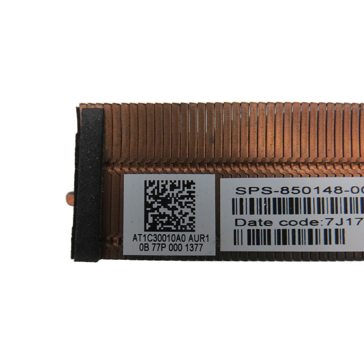 هیتسینک لپ تاپ HP ZBOOK 15 G3قیمت و خرید هیتسینک لپ تاپ HP ZBOOK 15 G3
معرفی هیت‌سینک لپ تاپ HP ZBOOK 15 G3
هیت‌سینک (Heatsink) یکی از اصلی‌ترین اجزای خنک‌کننده لپ‌تاپ HP ZBOOK 15 G3 است که به‌صورت مستقیم روی پردازنده (CPU) و پردازنده گرافیکی (GPU) نصب می‌شود. این قطعه معمولاً از جنس مس یا آلومینیوم ساخته می‌شود و با طراحی لوله‌های انتقال حرارت، گرما را از تراشه‌ها جذب کرده و به سمت فن هدایت می‌کند. عملکرد درست هیت‌سینک باعث می‌شود دمای قطعات حیاتی دستگاه در محدوده استاندارد باقی بماند.
اهمیت هیت‌سینک در لپ تاپ HP ZBOOK 15 G3
سری ZBOOK به عنوان ورک‌استیشن‌های حرفه‌ای HP شناخته می‌شود که برای انجام پردازش‌های سنگین مانند طراحی سه‌بعدی، رندرینگ و تحلیل داده‌ها استفاده می‌شوند. در چنین شرایطی، تولید گرما بسیار بالا است و اگر سیستم خنک‌کننده عملکرد ضعیفی داشته باشد، لپ‌تاپ دچار کاهش سرعت، هنگ یا حتی خاموشی ناگهانی می‌شود. بنابراین وجود یک هیت‌سینک باکیفیت و اورجینال نقش حیاتی در کارایی و پایداری دستگاه دارد.
علائم خرابی هیت‌سینک
گاهی کاربران به‌طور مستقیم متوجه خرابی هیت‌سینک نمی‌شوند زیرا این قطعه در داخل دستگاه قرار دارد. با این حال، برخی نشانه‌ها می‌توانند خبر از مشکل در عملکرد هیت‌سینک بدهند:

افزایش غیرعادی دمای لپ‌تاپ هنگام اجرای برنامه‌های سنگین
صدای بلند فن‌ها به دلیل کار مداوم در حداکثر سرعت
خاموش شدن ناگهانی دستگاه در زمان استفاده طولانی
کاهش عملکرد پردازنده و کارت گرافیک (Throttling)
داغ شدن بیش از حد قاب زیر لپ‌تاپ

دلایل رایج خرابی هیت‌سینک
خرابی هیت‌سینک می‌تواند به دلایل مختلفی اتفاق بیفتد. برخی از رایج‌ترین دلایل عبارتند از:

گرفتگی پره‌ها یا لوله‌های حرارتی به دلیل گرد و غبار
خشک شدن یا از بین رفتن خمیر حرارتی (Thermal Paste) بین CPU/GPU و هیت‌سینک
شکستن یا آسیب دیدن لوله‌های مسی انتقال حرارت
نصب نادرست هیت‌سینک پس از تعمیر یا تعویض قطعات
استفاده طولانی‌مدت بدون سرویس و نگهداری مناسب

نقش خمیر حرارتی در عملکرد هیت‌سینک
یکی از عوامل مهم در عملکرد صحیح هیت‌سینک، استفاده از خمیر حرارتی باکیفیت است. این ماده رسانای حرارت است که بین تراشه‌ها و سطح هیت‌سینک قرار می‌گیرد تا کوچک‌ترین منافذ هوا را پر کرده و انتقال گرما به بهترین شکل انجام شود. تعویض دوره‌ای خمیر حرارتی همراه با سرویس هیت‌سینک می‌تواند عمر مفید لپ‌تاپ را افزایش دهد و مانع از مشکلات ناشی از داغ شدن بیش از حد شود.
چرا باید به دنبال هیت‌سینک اورجینال باشید؟
یکی از اشتباهات رایج کاربران هنگام جستجو برای قیمت و خرید هیتسینک لپ تاپ HP ZBOOK 15 G3 استفاده از نمونه‌های غیراصل یا جایگزین‌های بی‌کیفیت است. هیت‌سینک اورجینال توسط شرکت HP طراحی و آزمایش شده تا با پردازنده و کارت گرافیک این مدل هماهنگی کامل داشته باشد. در حالی که نمونه‌های غیر اورجینال ممکن است در ظاهر مشابه باشند اما کارایی لازم را ندارند و باعث افزایش دما و کاهش طول عمر قطعات می‌شوند.
نکات مهم هنگام خرید هیت‌سینک لپ تاپ HP ZBOOK 15 G3
برای انتخاب بهترین گزینه، توجه به چند نکته ضروری است:

سازگاری دقیق: بررسی کنید شماره قطعه (Part Number) هیت‌سینک با مدل لپ‌تاپ شما یکسان باشد.
کیفیت لوله‌های مسی: لوله‌های انتقال حرارت باید سالم، بدون ترک یا تغییر رنگ شدید باشند.
پره‌های خنک‌کننده: وجود پره‌های آلومینیومی سالم و بدون شکستگی نشان‌دهنده کیفیت قطعه است.
همراه بودن با خمیر حرارتی: برخی هیت‌سینک‌ها با پد یا خمیر حرارتی جدید عرضه می‌شوند که کارایی بیشتری دارند.

روش تعویض هیت‌سینک لپ تاپ HP ZBOOK 15 G3
تعویض هیت‌سینک نیازمند دقت بالاست زیرا مستقیماً با پردازنده و کارت گرافیک سروکار دارد. مراحل کلی شامل:

خاموش کردن لپ‌تاپ و جدا کردن باتری.
باز کردن قاب زیرین دستگاه با پیچ‌گوشتی مناسب.
قطع اتصال فن‌ها و کابل‌های مرتبط.
باز کردن پیچ‌های هیت‌سینک از روی پردازنده و GPU.
برداشتن هیت‌سینک قدیمی و تمیز کردن سطح تراشه‌ها.
قرار دادن خمیر حرارتی جدید روی تراشه‌ها.
نصب هیت‌سینک اورجینال و بستن پیچ‌ها به ترتیب مشخص.
اتصال مجدد کابل‌ها و بستن قاب لپ‌تاپ.

اشتباهات رایج هنگام تعویض هیت‌سینک
برخی از خطاهایی که کاربران یا تعمیرکاران مبتدی مرتکب می‌شوند عبارتند از:

استفاده بیش از حد یا خیلی کم از خمیر حرارتی.
بستن نامنظم پیچ‌های هیت‌سینک که باعث فشار نامتعادل روی تراشه می‌شود.
عدم تمیز کردن سطح پردازنده قبل از نصب هیت‌سینک جدید.
عدم توجه به اتصال صحیح فن‌ها.

نقش هیت‌سینک در افزایش طول عمر لپ‌تاپ
داغ شدن بیش از حد، یکی از مهم‌ترین عوامل کاهش طول عمر قطعات لپ‌تاپ است. هیت‌سینک سالم و باکیفیت با دفع سریع گرما، فشار روی CPU و GPU را کاهش می‌دهد و باعث عملکرد روان‌تر دستگاه می‌شود. در واقع می‌توان گفت انتخاب درست قیمت و خرید هیتسینک لپ تاپ HP ZBOOK 15 G3 نوعی سرمایه‌گذاری برای حفظ سلامت کل سیستم است.
نکات نگهداری از هیت‌سینک لپ تاپ HP ZBOOK 15 G3
برای اینکه هیت‌سینک بتواند به بهترین شکل کار کند، نگهداری و سرویس دوره‌ای اهمیت زیادی دارد. برخی اقدامات کلیدی عبارتند از:

تمیز کردن منظم فن‌ها و پره‌های خنک‌کننده از گرد و غبار.
تعویض دوره‌ای خمیر حرارتی (هر ۱۲ تا ۱۸ ماه یکبار).
استفاده از پایه خنک‌کننده در زمان کارهای سنگین مانند رندرینگ یا گیمینگ.
جلوگیری از مسدود شدن خروجی هوا در زمان قرار دادن لپ‌تاپ روی سطوح نرم.
کنترل دمای سیستم با نرم‌افزارهای مانیتورینگ برای شناسایی زودهنگام مشکلات.

مقایسه هیت‌سینک HP ZBOOK 15 G3 با سایر مدل‌های HP
هیت‌سینک این مدل نسبت به لپ‌تاپ‌های معمولی HP طراحی حرفه‌ای‌تری دارد. تفاوت‌ها شامل:

تعداد لوله‌های حرارتی بیشتر: برای مدیریت گرمای همزمان CPU و GPU.
جنس مرغوب‌تر: استفاده از مس با رسانایی بالاتر.
اندازه بزرگ‌تر: سطح تماس بیشتر با تراشه‌ها.
طراحی صنعتی: مناسب برای پردازش‌های طولانی و سنگین.

راهکارهای جلوگیری از خرابی هیت‌سینک
برای افزایش طول عمر هیت‌سینک و پیشگیری از خرابی:

از وارد کردن ضربه به لپ‌تاپ خودداری کنید زیرا ممکن است لوله‌های مسی آسیب ببینند.
در محیط‌های پرگرد و غبار بدون فیلتر هوا از دستگاه استفاده نکنید.
در صورت شنیدن صدای غیرعادی از فن‌ها، سریعاً سیستم خنک‌کننده را بررسی کنید.
هرگز لپ‌تاپ را بدون خمیر حرارتی روشن نکنید زیرا باعث آسیب جدی به CPU می‌شود.

جمع‌بندی
هیت‌سینک لپ تاپ HP ZBOOK 15 G3 قلب تپنده سیستم خنک‌کننده این دستگاه است. این قطعه با جذب و انتقال گرما از CPU و GPU نقش حیاتی در پایداری عملکرد لپ‌تاپ ایفا می‌کند. هنگام انتخاب قیمت و خرید هیتسینک لپ تاپ HP ZBOOK 15 G3 باید به اورجینال بودن قطعه، کیفیت ساخت و سازگاری کامل آن توجه داشت. سرویس منظم و نگهداری صحیح از هیت‌سینک می‌تواند از داغ شدن بیش از حد، افت عملکرد و خرابی قطعات گران‌قیمت جلوگیری کند. به طور خلاصه، سرمایه‌گذاری روی یک هیت‌سینک اصلی مساوی است با افزایش طول عمر و کارایی لپ‌تاپ.